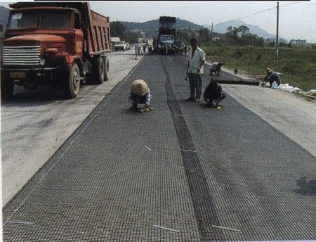 鋼塑土工格柵在公路建設(shè)中升級加固